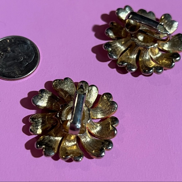 Vintage 1960s Flower Earrings - Picture 3 of 3